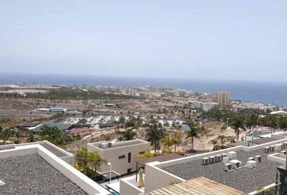 This luxury three bedroom apartment offers fantastic panoramic views of the ocean and the magical Tenerife sunsets in the Caldera del Rey.