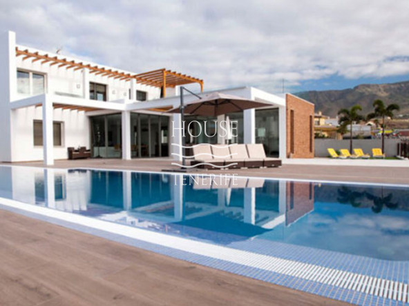 Villa for sale in La Caleta