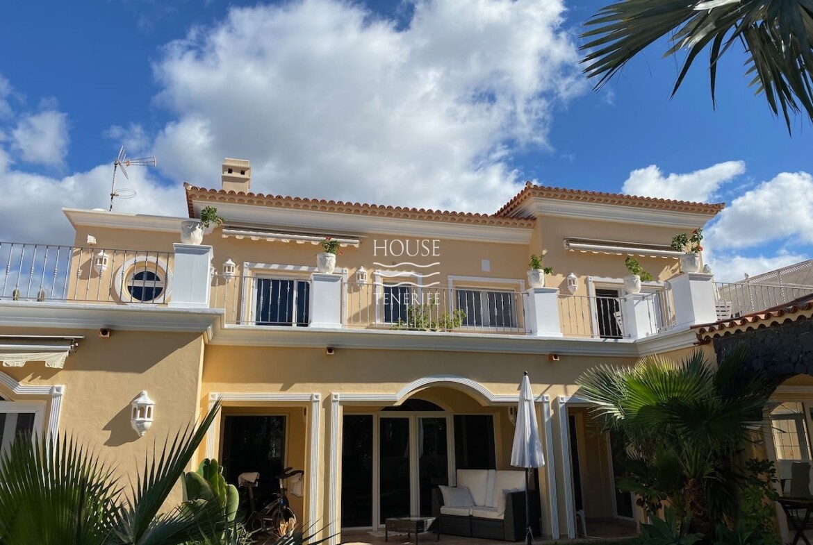Beautiful Villa for sale located in El Duque, Costa Adeje 932