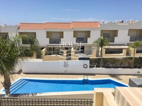 Two townhouses in the community Oasis de Fanabe 1271